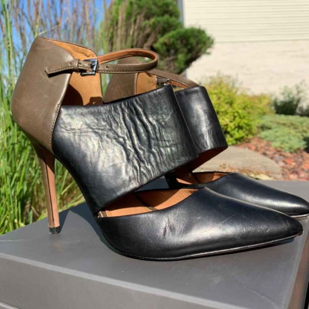 COACH - Black & green stiletto